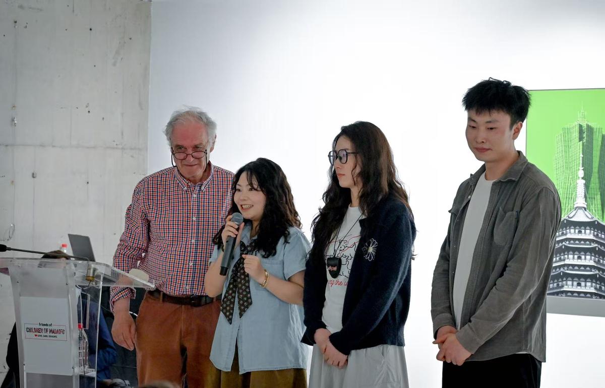 Aimée entourée de Jean-Pierre Fouilleul et de deux jeunes aidés par Madaifu