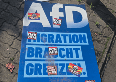 Affiche AFD Berlin, avec des stickers "f*ck AfD"