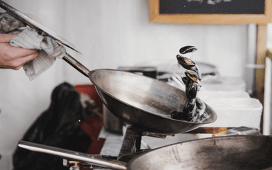 Cuisinier cuisine des moules.