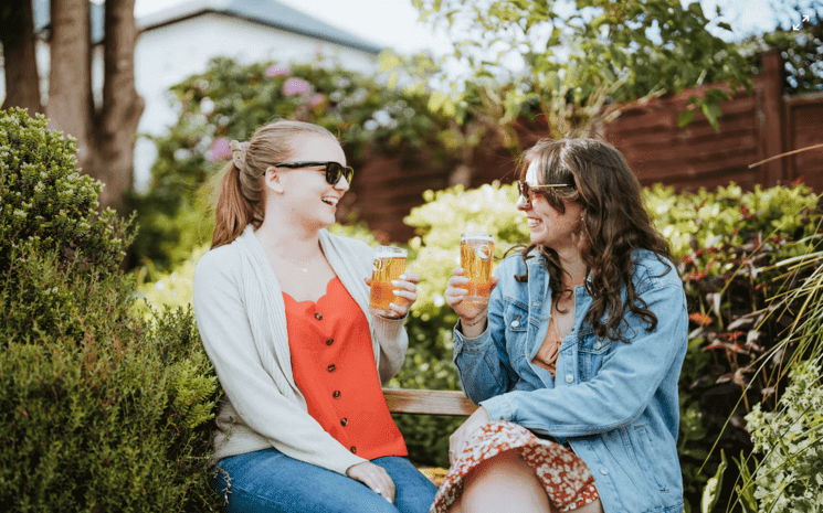 Deux femmes buvant une biere.