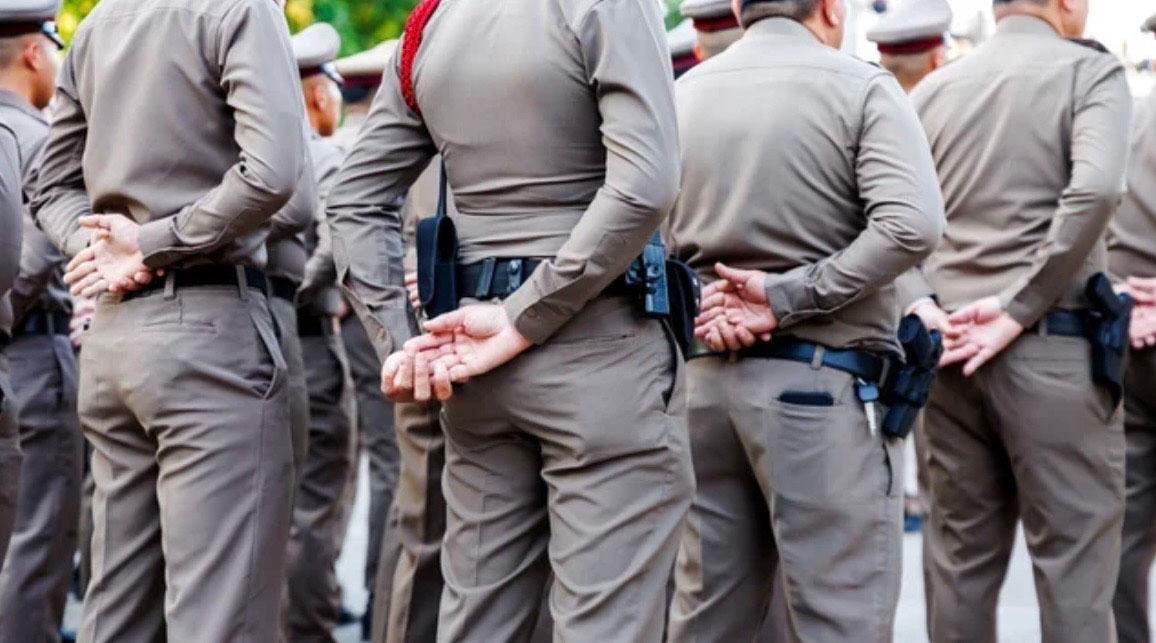 Policiers thaïlandais de dos