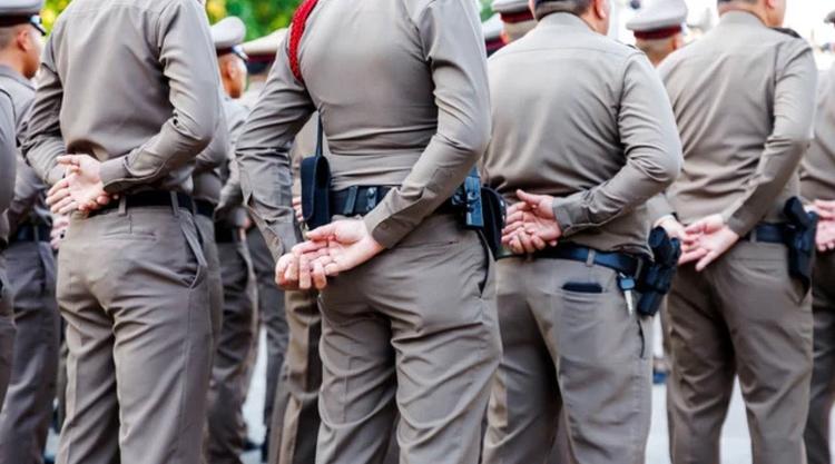 Policiers thaïlandais de dos