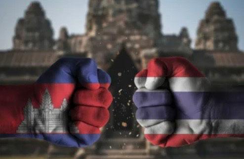 Poings thaï et cambodgien sur fond de temple