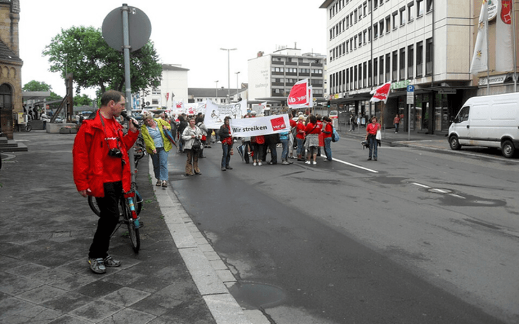 Personnes manifestent.
