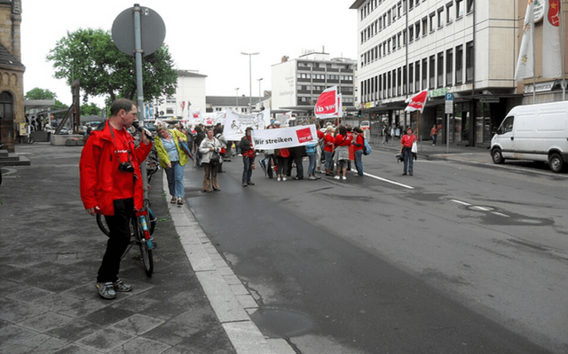 Personnes manifestent.