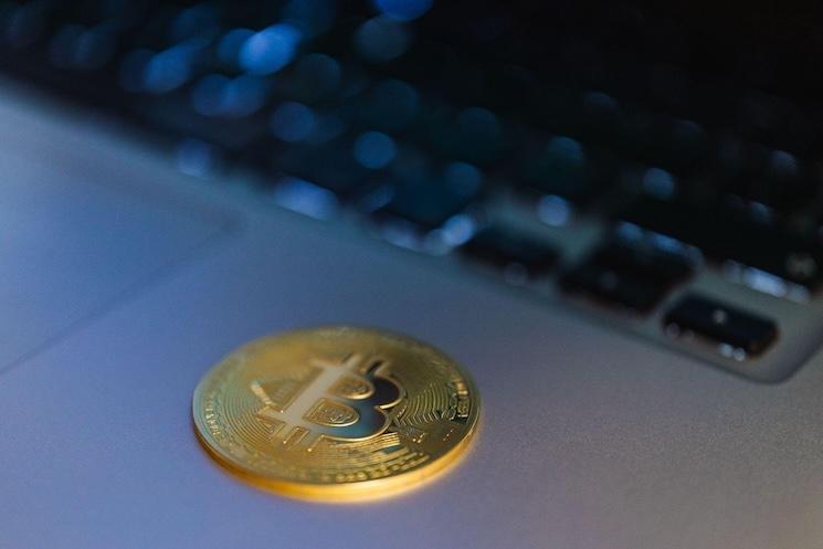 C'est un bitcoin pièce posé sur une table