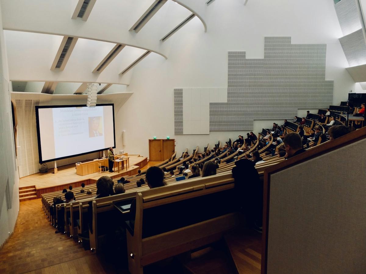 vue d'un amphitéâtre d'une université avec des étudiants 