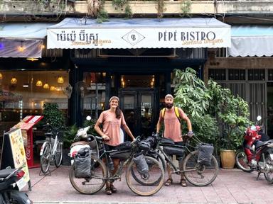 Arrivée à Phnom Penh devant le restaurant de la soeur d'Aymeric