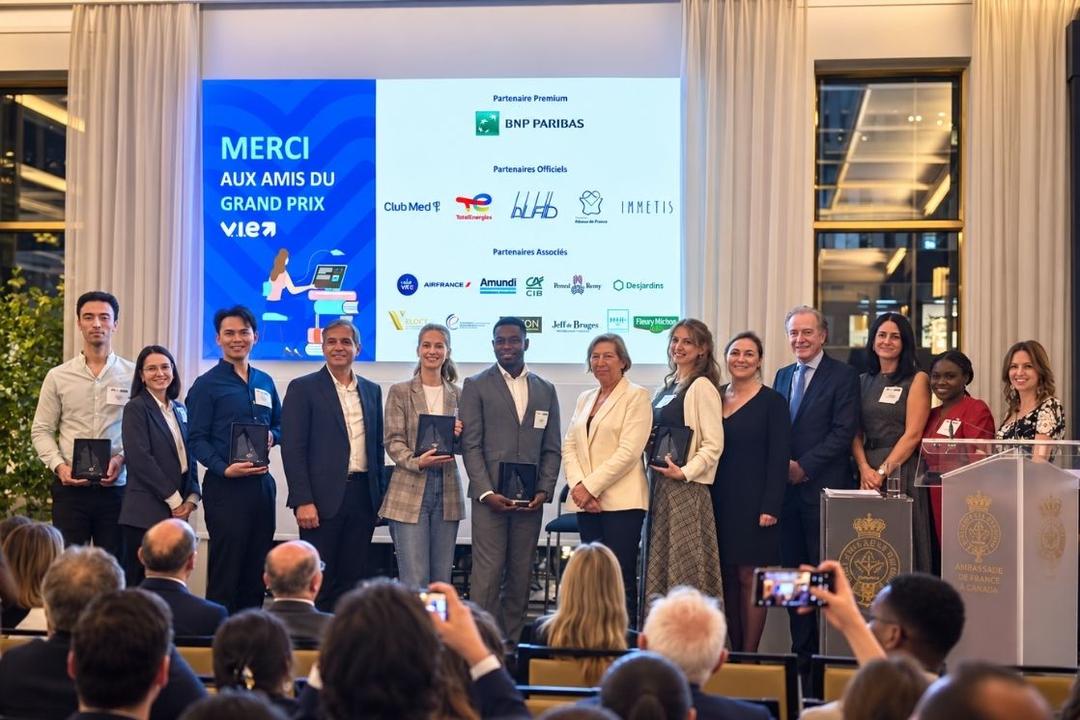 Photo de famille des lauréats et organisateurs du Grand Prix V.I.E Canada 2026, au Club Saint-James de Montréal, le 18 septembre.