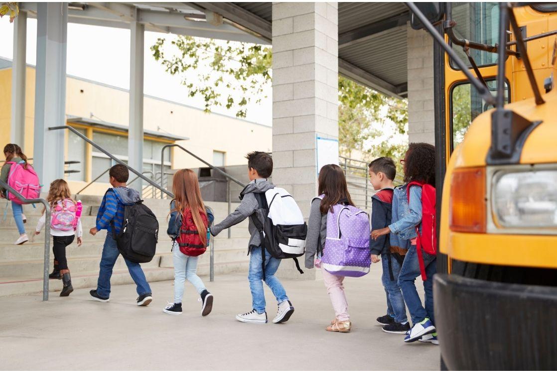 enfants descendants du bus scolaire