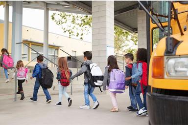enfants descendants du bus scolaire