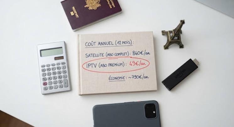 post it, passeport, calculette et petite tour eiffel sur une table fond blanc