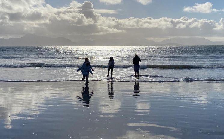 En grandissant près de la côte irlandaise, la plage a fait partie de notre vie de famille en toute saison