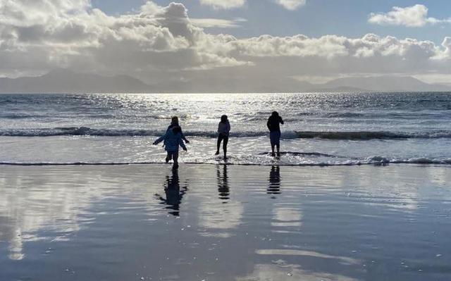 En grandissant près de la côte irlandaise, la plage a fait partie de notre vie de famille en toute saison