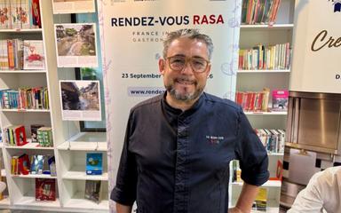 Lancée mercredi 23 septembre à l’Institut français d’Indonésie (IFI) de Jakarta, la quatrième édition de « Rendez-vous Rasa – France Indonesia Gastronomy Week » entend célébrer les liens entre les cultures culinaires des deux pays. Stéphane Carrade, chef originaire du Sud-Ouest, doublement étoilé et récompensé d'une étoile verte au Guide Michelin, est l'invité d'honneur de cet événement.