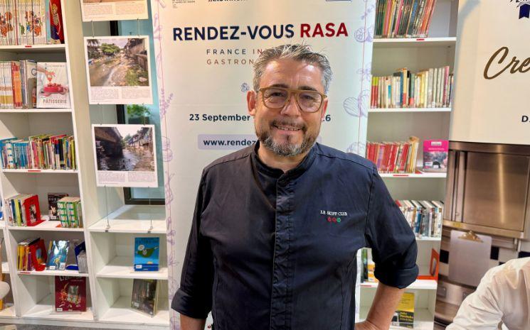Lancée mercredi 23 septembre à l’Institut français d’Indonésie (IFI) de Jakarta, la quatrième édition de « Rendez-vous Rasa – France Indonesia Gastronomy Week » entend célébrer les liens entre les cultures culinaires des deux pays. Stéphane Carrade, chef originaire du Sud-Ouest, doublement étoilé et récompensé d'une étoile verte au Guide Michelin, est l'invité d'honneur de cet événement.