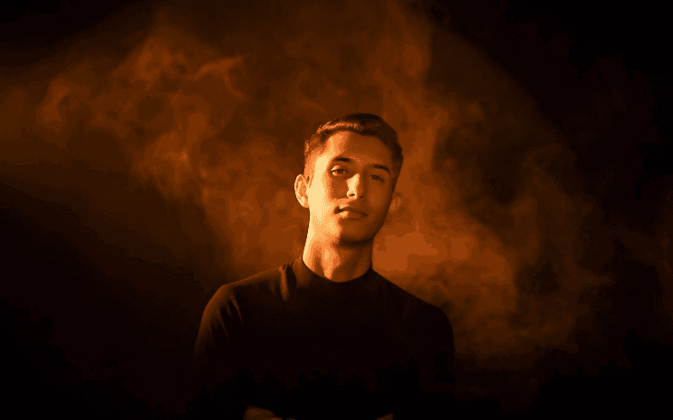 homme sur un fond de fummé orange et marron