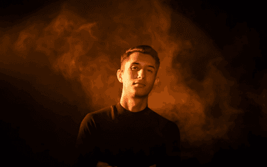 homme sur un fond de fummé orange et marron