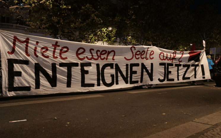 Des personnes protestent pour la socialisation des appartements.
