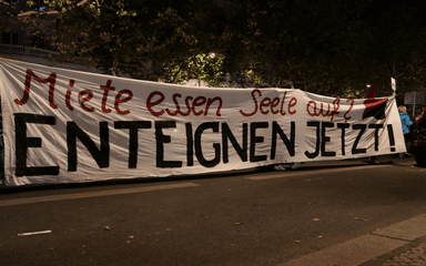 Des personnes protestent pour la socialisation des appartements.