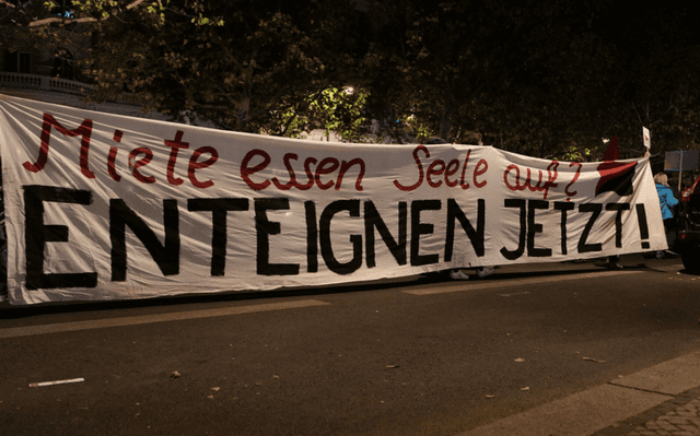 Des personnes protestent pour la socialisation des appartements.
