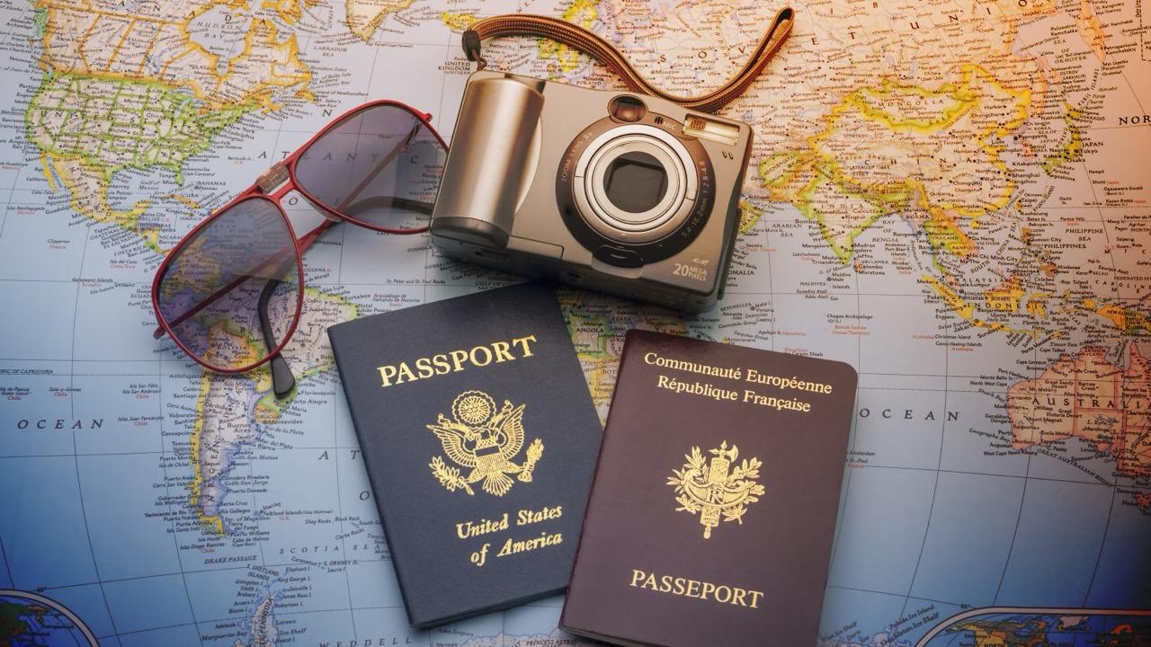 Deux passeports, une même question : que faire avant de partir à l’étranger ?