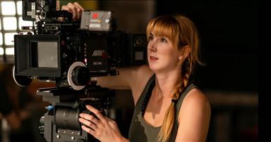 Johanna Coelho behing the camera while filming “The Pitt” © DR