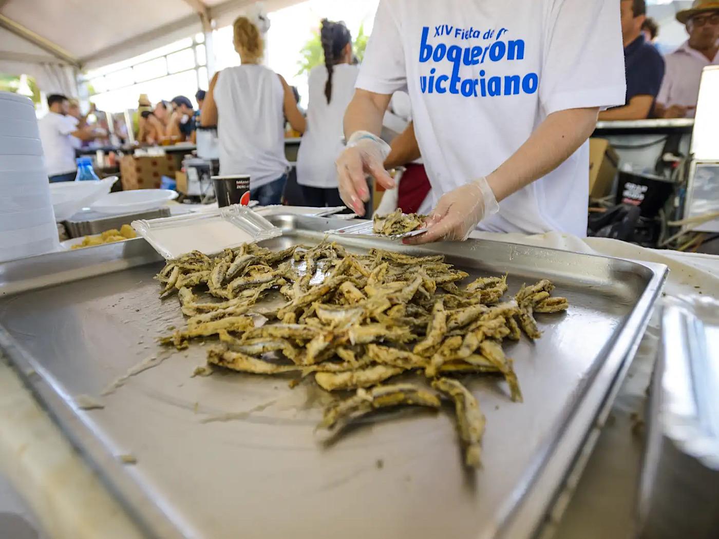 Les traditionnels boquerones fritos de Málaga. (https://www.malaga.es/
