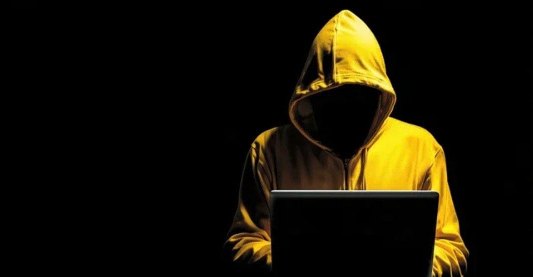 Cybercriminel en jaune