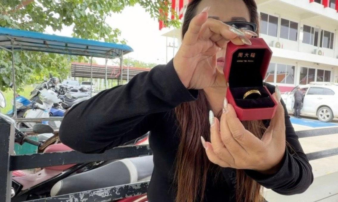 Femme présente fausse bague en or