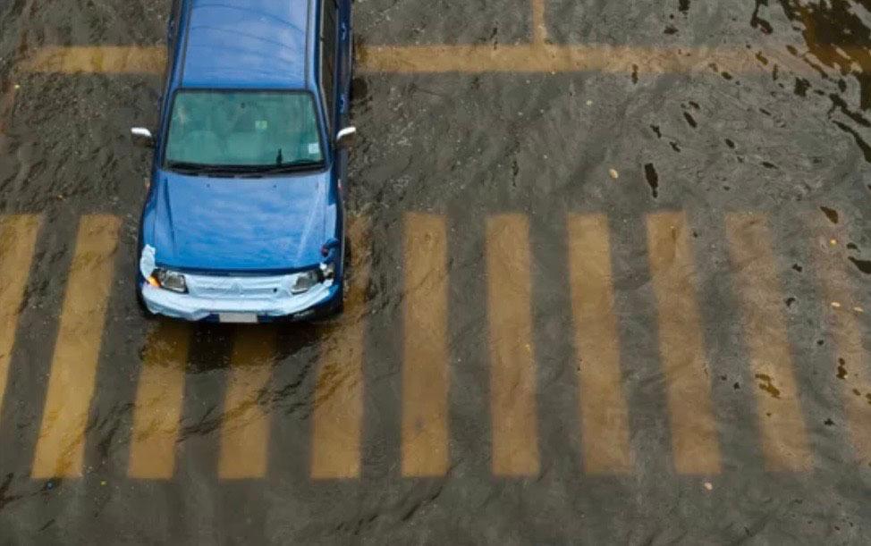 Voiture roule dans les inondations Bangkok 