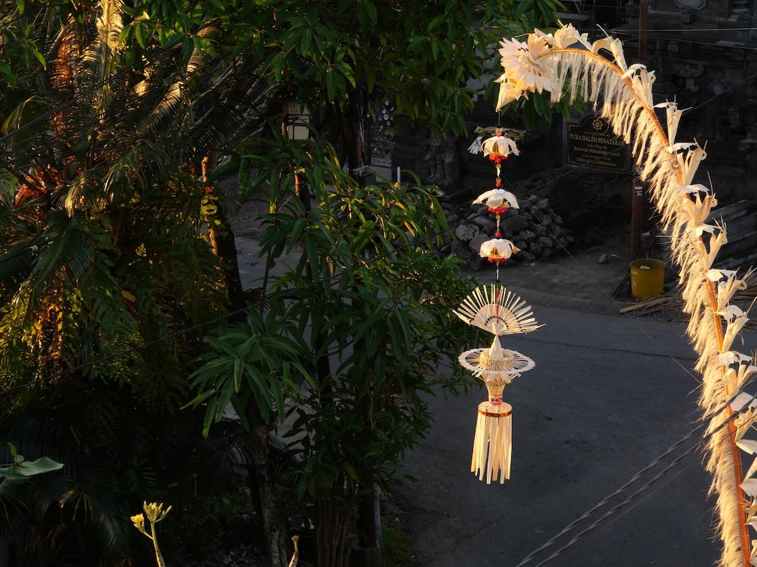 une photo d'un penjor, bambou décoré typique de Bali