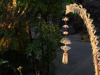 une photo d'un penjor, bambou décoré typique de Bali