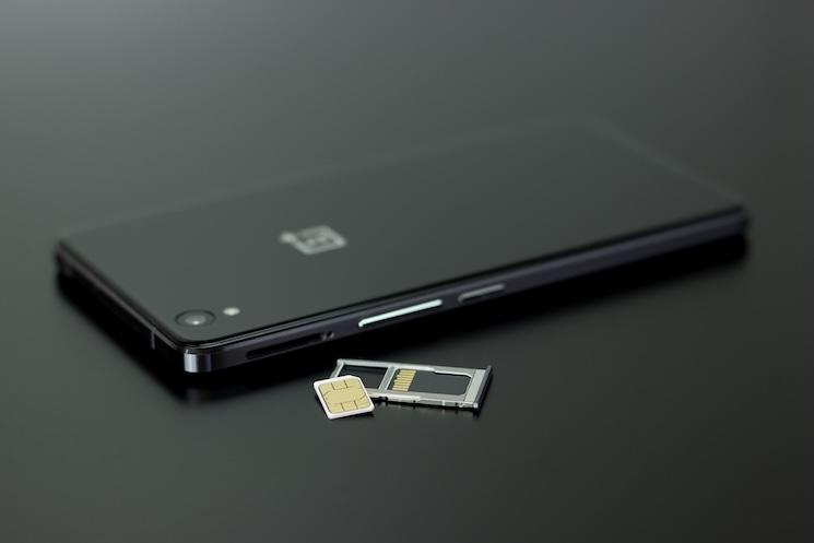 portable avec carte sim sur fond noir