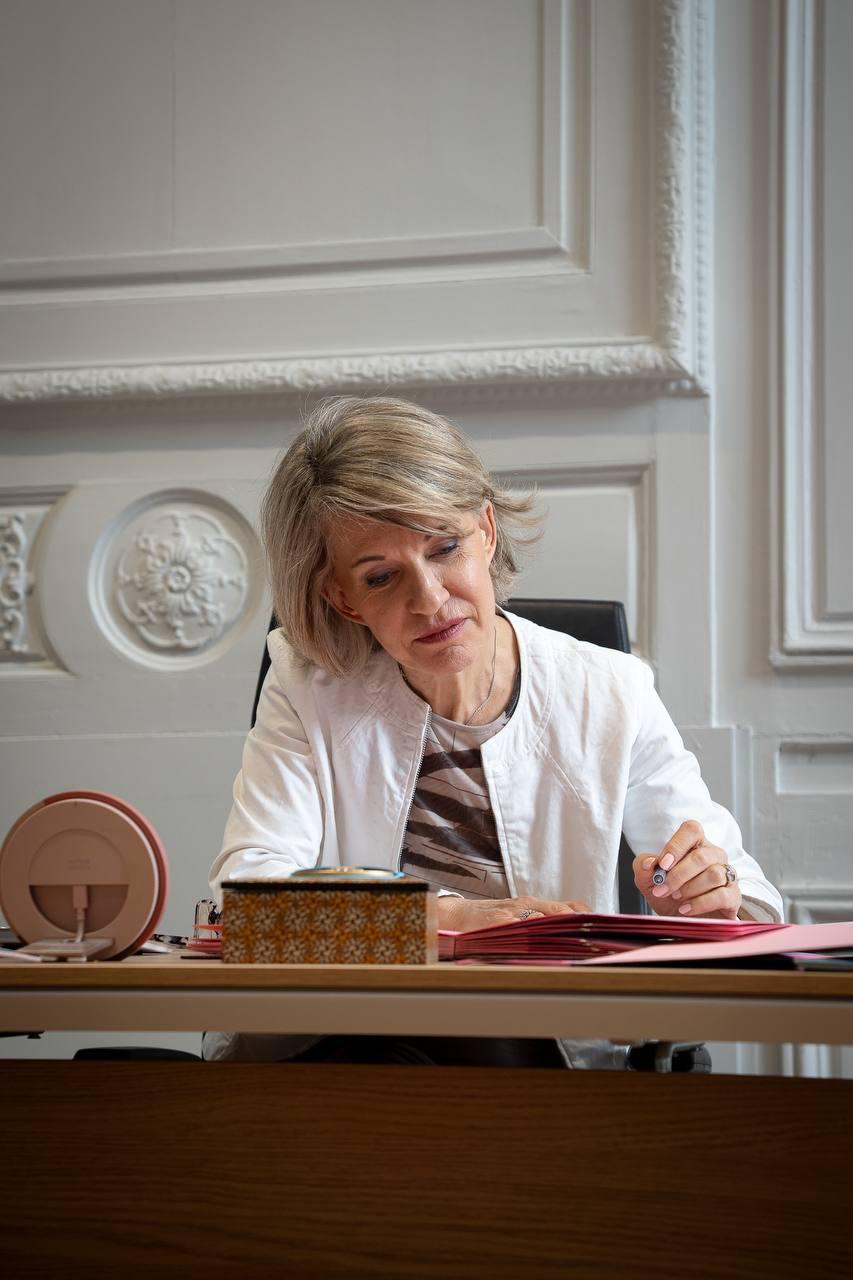 La députée Anne Genetet à son bureau à Paris 