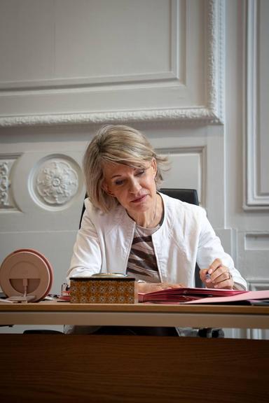 La députée Anne Genetet à son bureau à Paris 