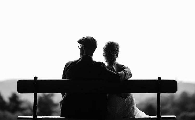 couple_assis_banc