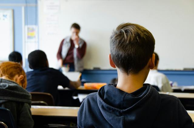 des élèves dans une classe d'école