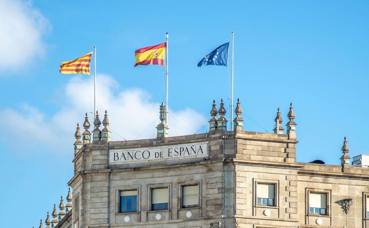 Façade de la Banque d’Espagne avec le drapeau espagnol au premier plan.