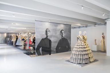 exposition de vêtements de mode