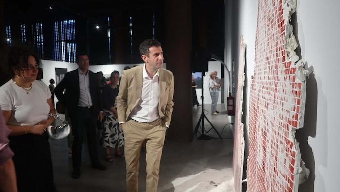 une homme en train de regarder l'exposition à la Galerie du 10 à madrid