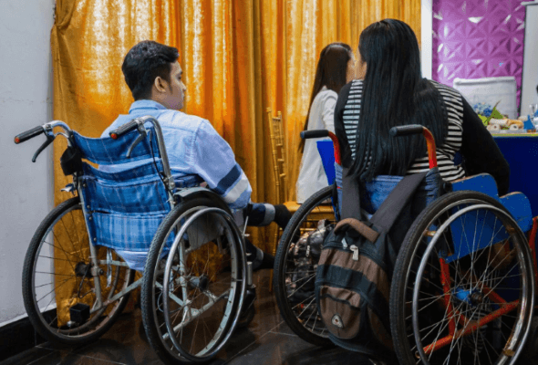 Deux personnes en fauteuil roulant participent à un événement à Phnom Penh