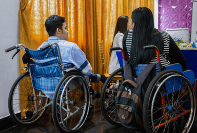 Deux personnes en fauteuil roulant participent à un événement à Phnom Penh