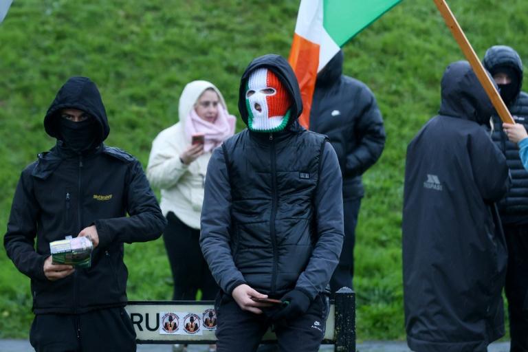 Irlande du Nord: rassemblement contre une marche orangiste à Portadown