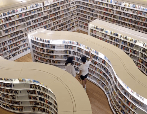 Une bibliothèque à Singapour avec des milliers de livres 