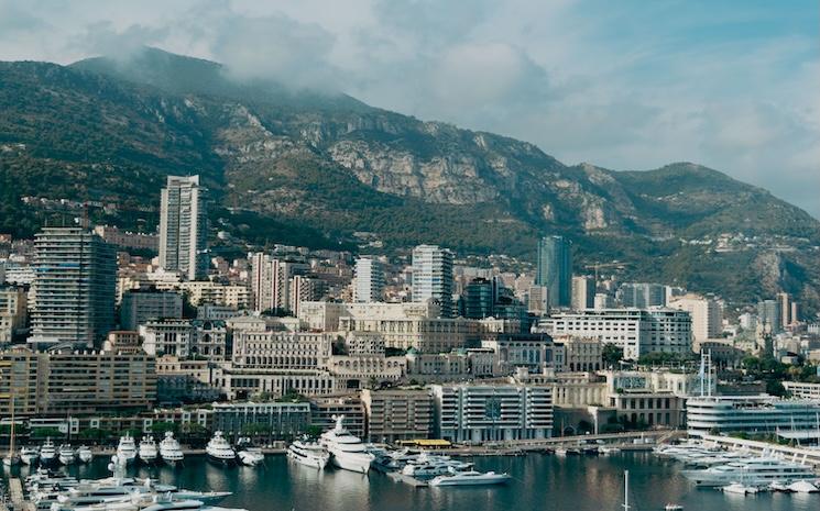 image immeuble avec un port devant et des bateaux