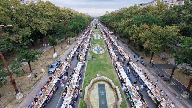 table that unites bucarest solidarité 