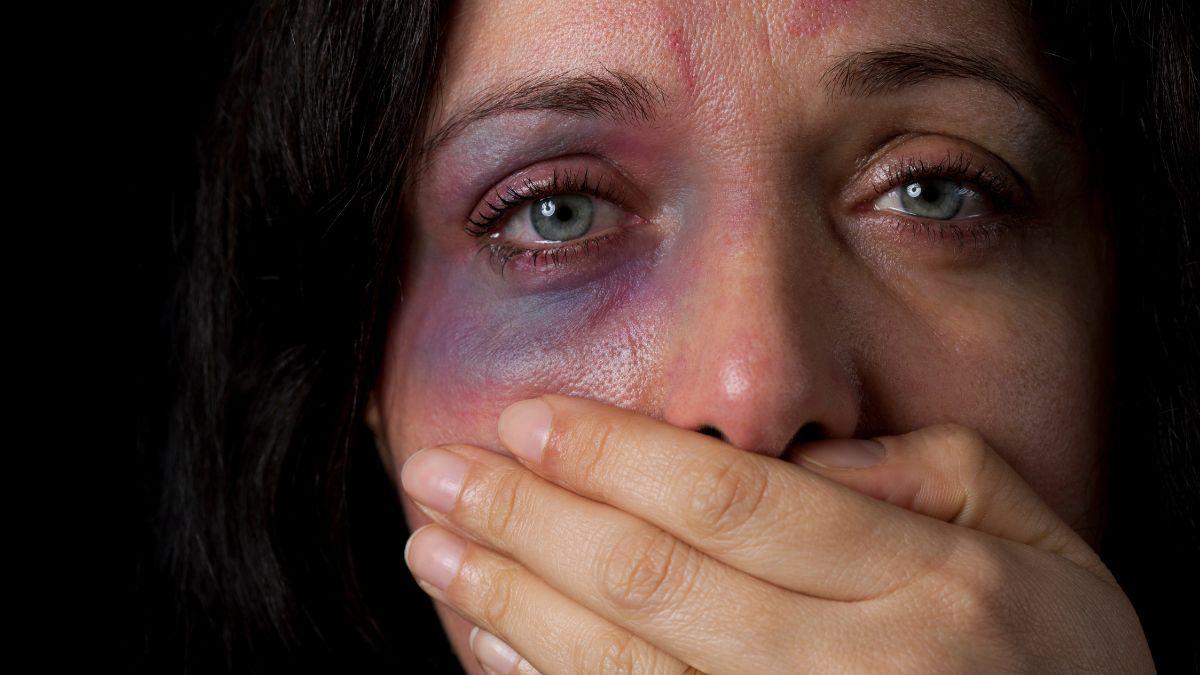Une femme se tait face à des violences sexistes et sexuelles 