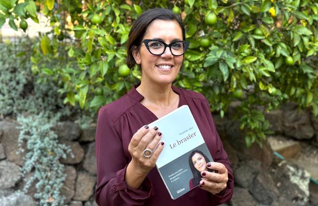 Charlotte Attry avec son livre Le Brasier