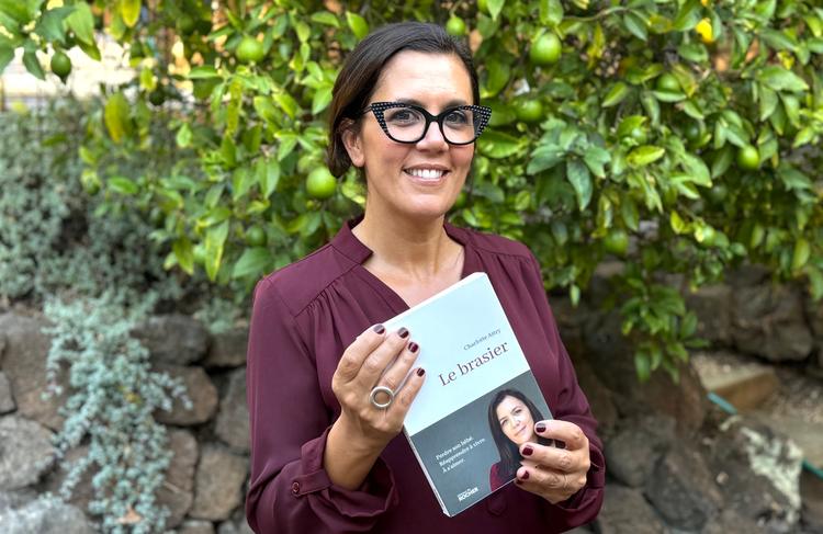 Charlotte Attry avec son livre Le Brasier